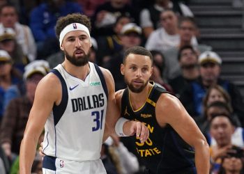 Nov 12, 2024; San Francisco, California, USA; Dallas Mavericks guard Klay Thompson (31) is defended by Golden State Warriors guard Stephen Curry (30) in the third quarter at the Chase Center. Mandatory Credit: Cary Edmondson-Imagn Images