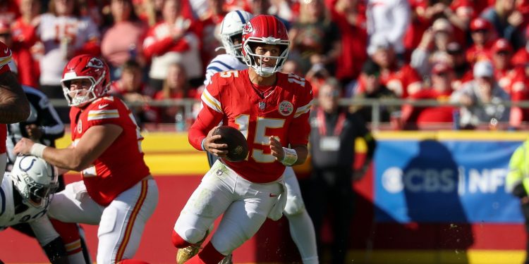 3D7BJJ9 Kansas City, MO, USA. 23rd Nov, 2025. Kansas City Chiefs quarterback Patrick Mahomes (15) runs the ball during an NFL football game against the Indianapolis Colts at GEHA Field at Arrowhead Stadium in Kansas City, MO. David Smith/CSM/Alamy Live News