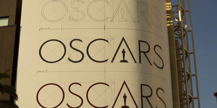 2AW6362 Oscar statue being spraypainted before the Academy Awards