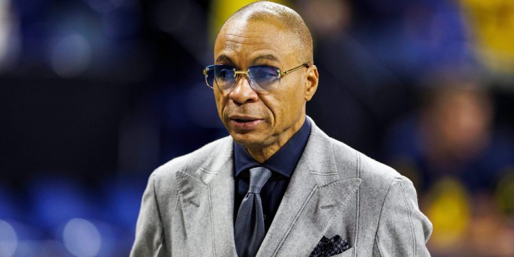 3CB128R December 02, 2023: Fox Sports play-by-play announcer Gus Johnson during pregame of NCAA football game action between the Michigan Wolverines and the Iowa Hawkeyes at Lucas Oil Stadium in Indianapolis, Indiana. John Mersits/CSM. (Credit Image: © John Mersits/CSM via ZUMA Press Wire)
