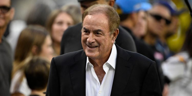 3D1BJ65 Inglewood, California, USA. 23rd Oct, 2025. Broadcaster Al Michaels before an NFL game in Inglewood, California. Mandatory Photo Credit : Charles Baus/CSM/Alamy Live News