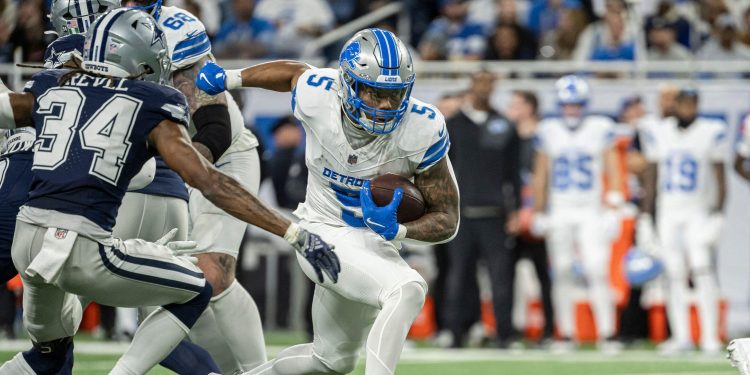 3D9CKMF DETROIT, MI - DECEMBER 04: Detroit Lions Running Back David Montgomery (5) breaks one of several tackles on a touchdown run during the game between Dallas Cowboys and Detroit Lions on December 4, 2025 at Ford Field in Detroit, MI (Photo by Allan Dranberg/CSM)