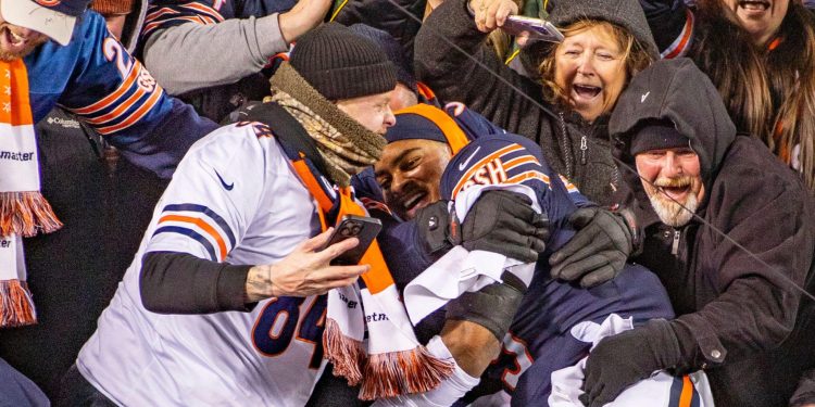 3DCG8NC Chicago, IL, USA. 20th Dec, 2025. Chicago Bears Jaquan Brisker (9) leaps into the stands with the fans after winning the game against the Green Bay Packers in Chicago, IL. Mike Wulf/CSM/Alamy Live News