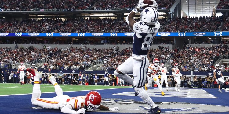 Nov 27, 2025; Arlington, Texas, USA; Dallas Cowboys wide receiver CeeDee Lamb (88) catches a pass for a touchdown against Kansas City Chiefs cornerback Trent McDuffie (22) during the first quarter at AT&T Stadium. Mandatory Credit: Kevin Jairaj-Imagn Images