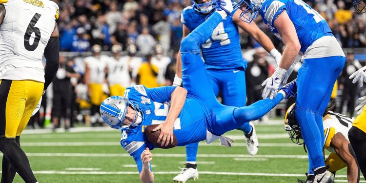 Detroit Lions quarterback Jared Goff dives into the end zone as time expires on the final play of the 29-24 loss against the Pittsburgh Steelers at Ford Field in Detroit on Sunday, Dec. 21, 2025. Amon-Ra St. Brown was called for offensive pass interference to negate Goff's touchdown. (© Junfu Han / USA TODAY NETWORK via Imagn Images)