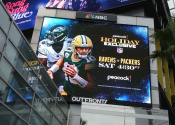 3DCNNFC Los Angeles, California, USA 23rd December 2025 Ravens Vs. Packers Football Billboard on Sunset Blvd on December 23, 2025 in Los Angeles, California, USA. Photo by Barry King/Alamy Stock Photo
