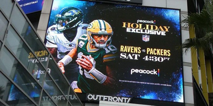 3DCNNFC Los Angeles, California, USA 23rd December 2025 Ravens Vs. Packers Football Billboard on Sunset Blvd on December 23, 2025 in Los Angeles, California, USA. Photo by Barry King/Alamy Stock Photo