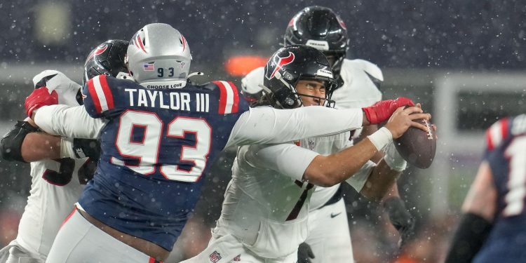 3DGXND0 Foxboro, Massachusetts, USA. 18th Jan, 2026. Patriots defensive tackle LEONARD TAYLOR III (93) pressures Texans quarterback C.J. STROUD (7) during the second half of the NFL Divisional Round Playoff game between the New England Patriots and the Houston Texans on January 18, 2026 in Foxboro, Massachusetts. The Patriots won, 28-16. (Credit Image: © Scott Coleman/ZUMA Press Wire)