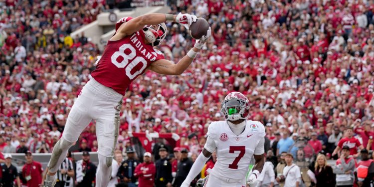 Indiana Hoosiers wide receiver Charlie Becker (80) makes a catch for a touchdown as Alabama Crimson Tide defensive back Dashawn Jones (7) chases after Thursday, Jan. 1, 2026, during the Rose Bowl and quarterfinal game of the College Football Playoff at Rose Bowl Stadium in Pasadena, Calif. © Grace Hollars/IndyStar / USA TODAY NETWORK via Imagn Images