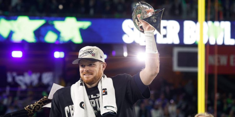 3DN6CY3 Santa Clara, United States. 08th Feb, 2026. Seattle Seahawks quarterback Sam Darnold holds the Vince Lombardi Trophy after the Seattle Seahawks defeated the New England Patriots to win Super Bowl LX at Levi's Stadium in Santa Clara, California on Sunday, February 8, 2026. Photo by John Angelillo/UPI Credit: UPI/Alamy Live News