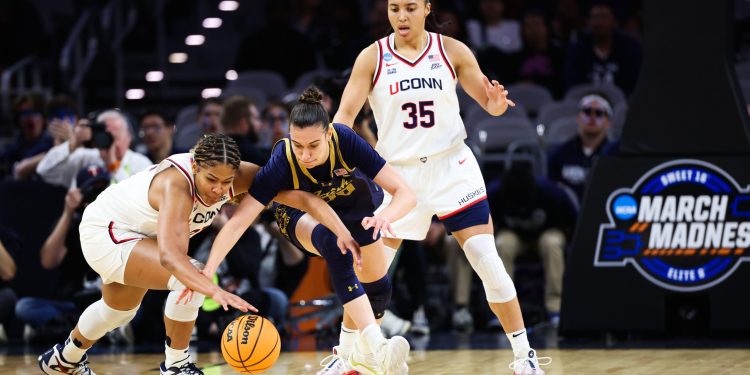 3E4WKY2 Fort Worth, Texas, USA. 29th Mar, 2026. FORT WORTH, TX : UConn Huskies forward Sarah Strong (21) and Notre Dame Fighting Irish forward Gisela Sanchez (30) battle for a loose ball as UConn Huskies guard Azzi Fudd (35) watches during their Elite 8 matchup on Sunday at Dickies Arena in Fort Worth. UConn advances to the Final Four with their win over Notre Dame. (Credit Image: © Brian McLean/ZUMA Press Wire)