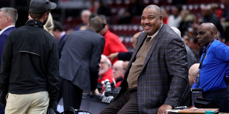 3EMXN01 Chicago Bulls television color commentator Stacey King laughs while taking in warmups before a game against the New York Knicks at the United Center in Chicago on November 12, 2019. King, a former Bulls player who won three NBA championships with Michael Jordan, was working as the team's broadcast analyst for the regular season matchup. (Photo by Chris Sweda/Chicago Tribune/TNS/Sipa USA)