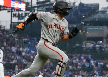 San Francisco Giants' Jung Hoo Lee, of South Korea, runs after hitting a one-run single during the first inning of a baseball game against the Chicago Cubs in Chicago, Sunday, June 7, 2026. (AP Photo/Nam Y. Huh)