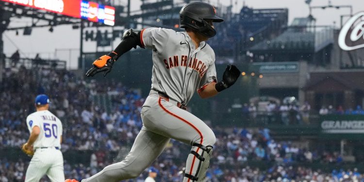 San Francisco Giants' Jung Hoo Lee, of South Korea, runs after hitting a one-run single during the first inning of a baseball game against the Chicago Cubs in Chicago, Sunday, June 7, 2026. (AP Photo/Nam Y. Huh)