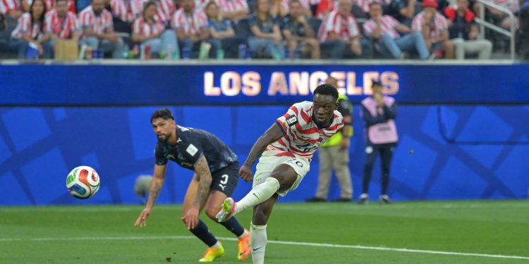 United States' Folarin Balogun, right, scores as Paraguay's Omar Alderete watches during the World Cup Group D soccer match in Inglewood, Calif., near Los Angeles, Friday, June 12, 2026. (AP Photo/Jayne Kamin-Oncea)