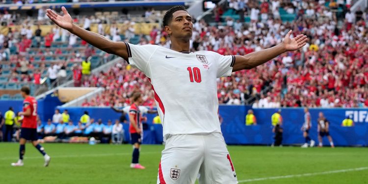 England's Jude Bellingham (10) celebrates after scoring his side's second goal during the World Cup quarterfinal soccer match between Norway and England in Miami Gardens, Fla., Saturday, July 11, 2026. (AP Photo/Lynne Sladky)
