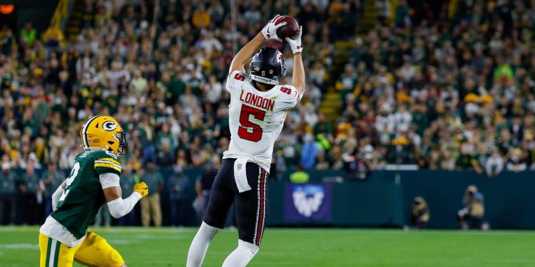 3FKJNJH Green Bay, Wisconsin, USA. 24th Sep, 2026. Atlanta Falcons wide receiver Drake London (5) makes a catch during the NFL football game between the Atlanta Flacons and the Green Bay Packers at Lambeau Field in Green Bay, Wisconsin. Darren Lee/CSM/Alamy Live News