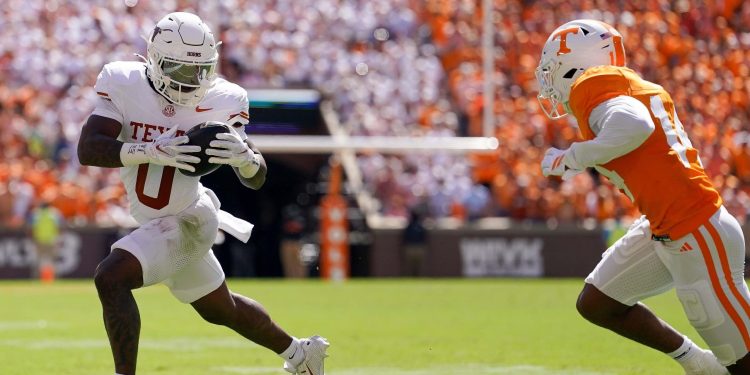 3FMEXCG Knoxville, Tennessee, USA. 26th Sep, 2026. Texas running back Raleek Brown (0) runs the ball against Tennessee during the first half at Neyland Stadium. (Credit Image: © Camden Hall/ZUMA Press Wire)